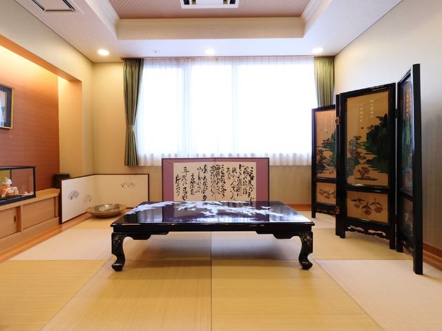 伝統的な和室の居室 和室 温もりを感じる和室では、床の間に飾られた美しい掛け軸や花が、落ち着いた雰囲気を醸し出しています。職員のもてなしも相まって、訪れる人々の憩いの場となっております。