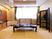 本格的な畳敷きの和室にはしっかりとした四角いテーブルや屏風、日本人形などが置かれている。
