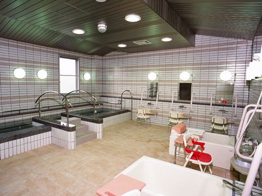 広い浴室には大きな浴槽があり、シャワースペースや個浴も用意されている。