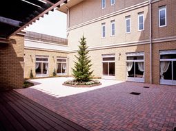 清潔感ある明るい中庭