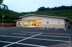 広い駐車場の外観