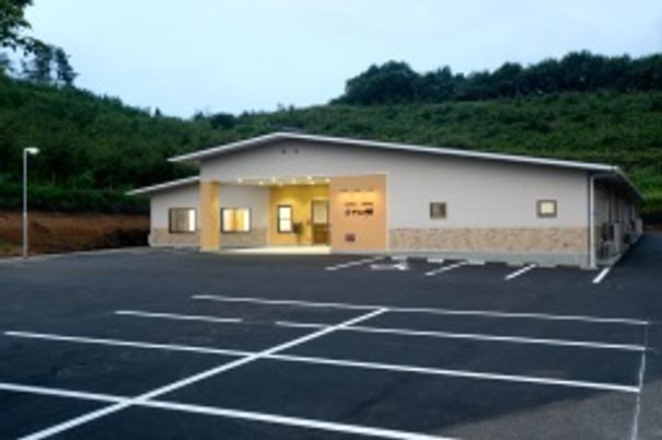 広い駐車場の外観