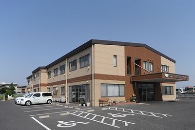 駐車場のある建物外観  