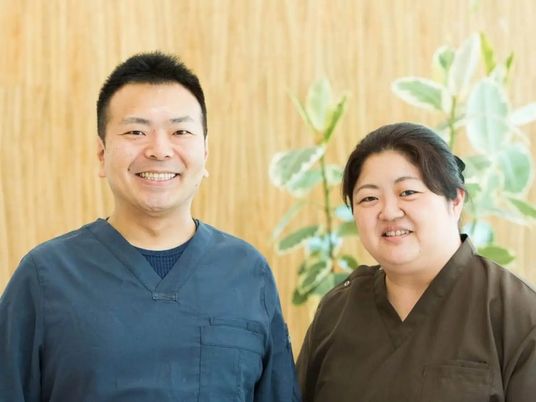 笑顔のスタッフ2人のロビー  
