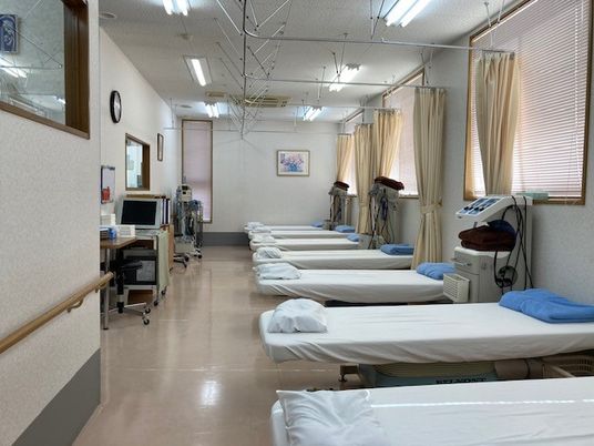 機能訓練室のベッドが並ぶ室内  