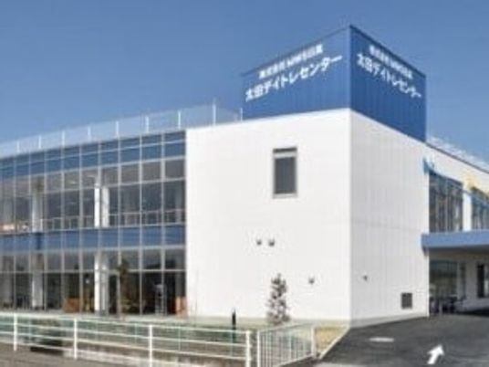 明るい建物外観  