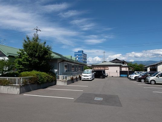 建物前の駐車場  