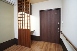 和風の装飾がある居室の扉