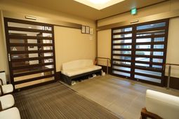 落ち着いた待合室の様子