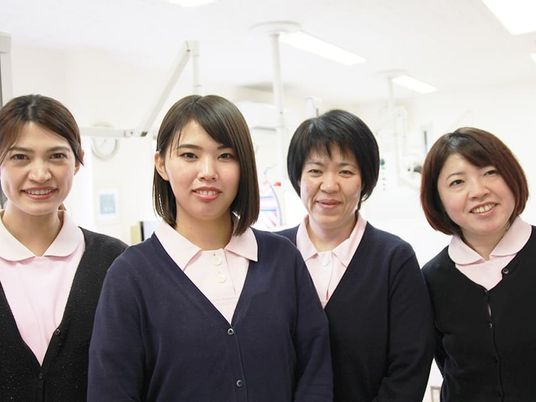 スタッフ4人が並ぶスタッフイメージ  