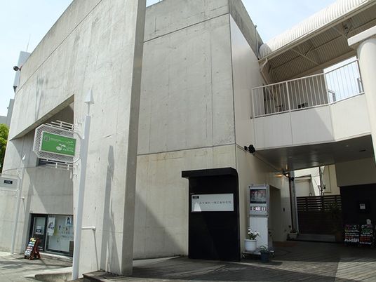 白い外観の建物  