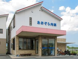看板のある建物外観