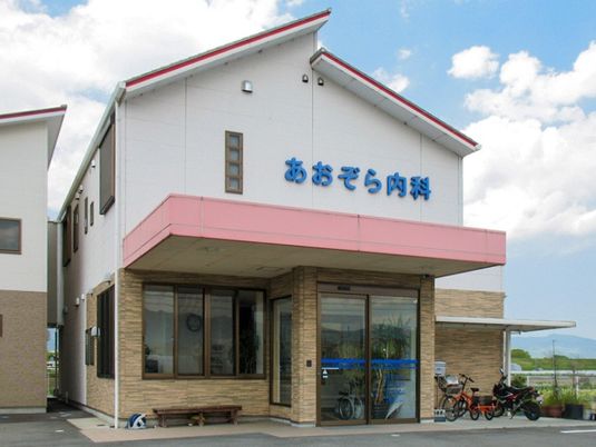看板のある建物外観