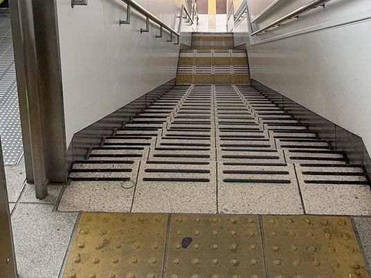 段差の少ない通路の階段  