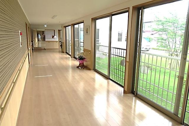 自然光が差し込む廊下