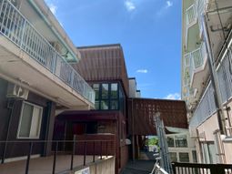 日光差し込む建物外観