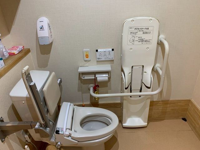 安全な利用ができるトイレ トイレ 手すりが設置され、安全に利用できるトイレです。使い勝手を考慮したデザインになっています。