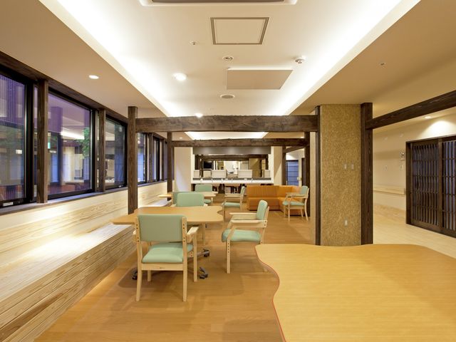 居心地の良い共有スペース ラウンジ 落ち着いた色合いでまとめられた共有ラウンジです。ゆとりのある配置で、くつろぎの時間を過ごせます。