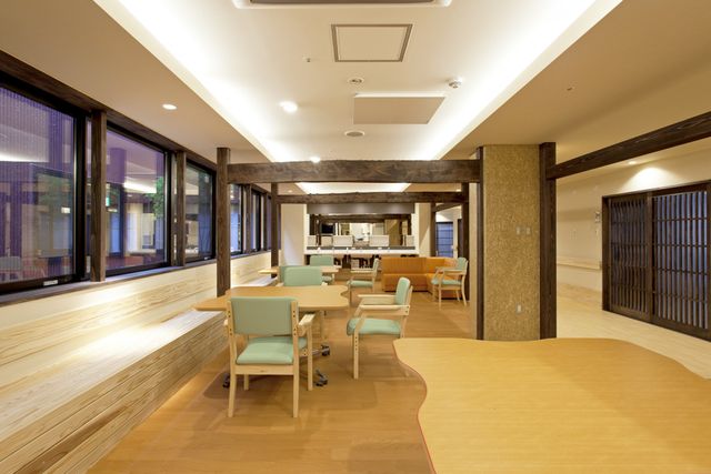 居心地の良い共有スペース ラウンジ 落ち着いた色合いでまとめられた共有ラウンジです。ゆとりのある配置で、くつろぎの時間を過ごせます。