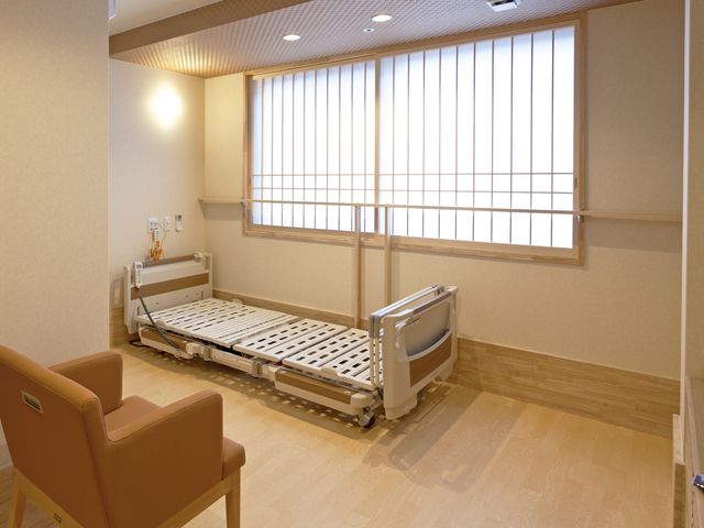 居心地の良い居室の様子 居室 ゆったりしたスペースの居室です。暖かな光が差し込む窓と、安心感をもたらす設備が整っています。