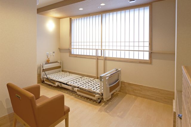 居心地の良い居室の様子 居室 ゆったりしたスペースの居室です。暖かな光が差し込む窓と、安心感をもたらす設備が整っています。