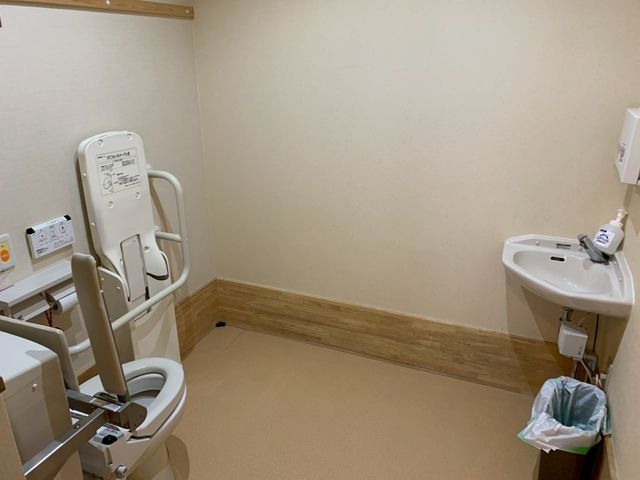 広めな設備のトイレ トイレ 広々としたトイレです。清潔な設備が整っており、使いやすさが考慮されています。