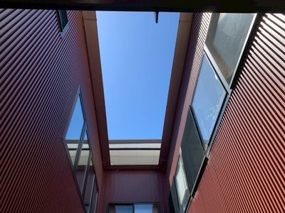 青空が見える中庭