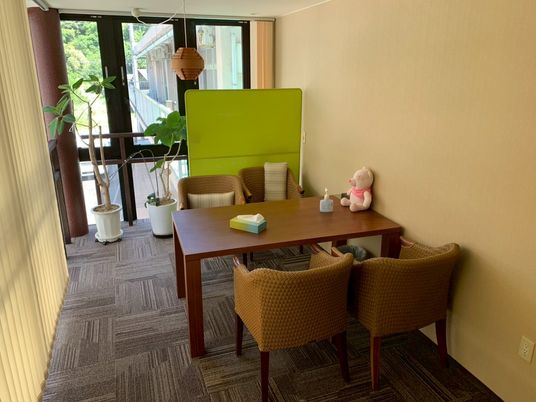 自然光が入るラウンジ