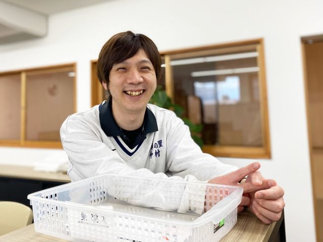 笑顔のスタッフ様子 スタッフイメージ 笑顔あふれるスタッフが対応する快適な空間です。お一人お一人と丁寧に向き合ったサービスを提供しております。