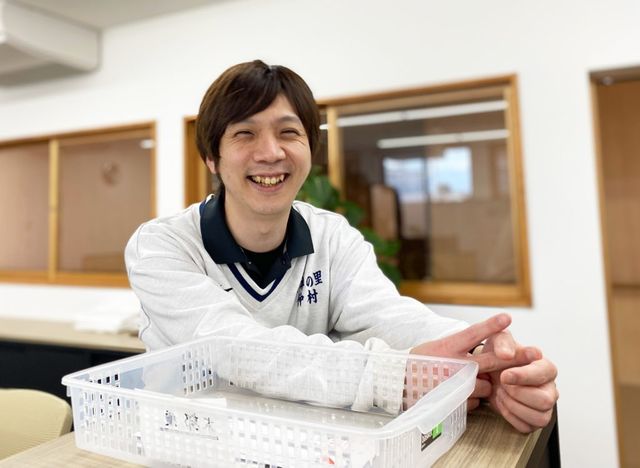 笑顔のスタッフ様子 スタッフイメージ 笑顔あふれるスタッフが対応する快適な空間です。お一人お一人と丁寧に向き合ったサービスを提供しております。