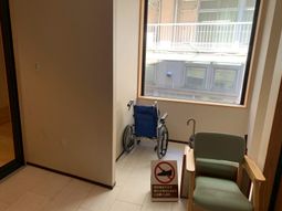 車椅子と椅子が置かれた窓辺