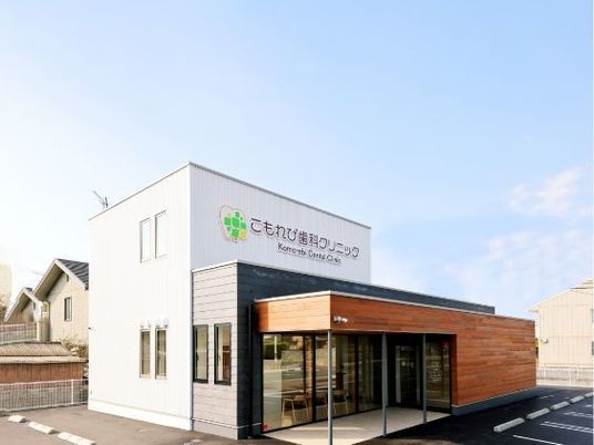明るい外観の建物  