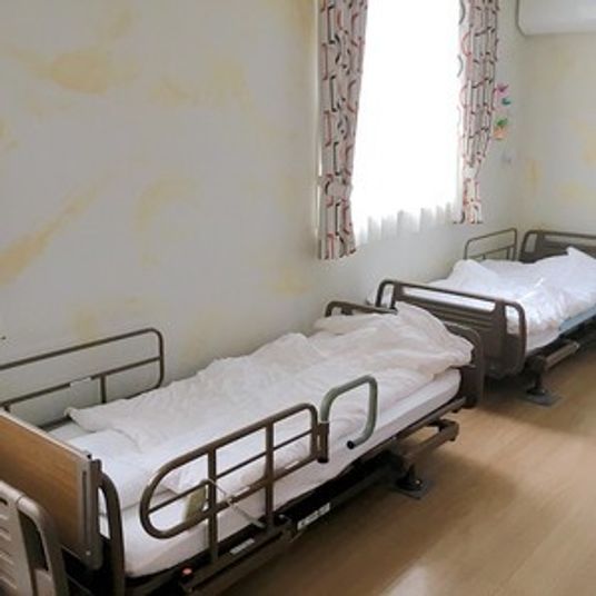 二台のベッドの居室