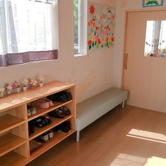 明るい入り口の廊下