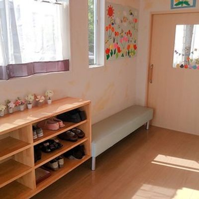 明るい入り口の廊下