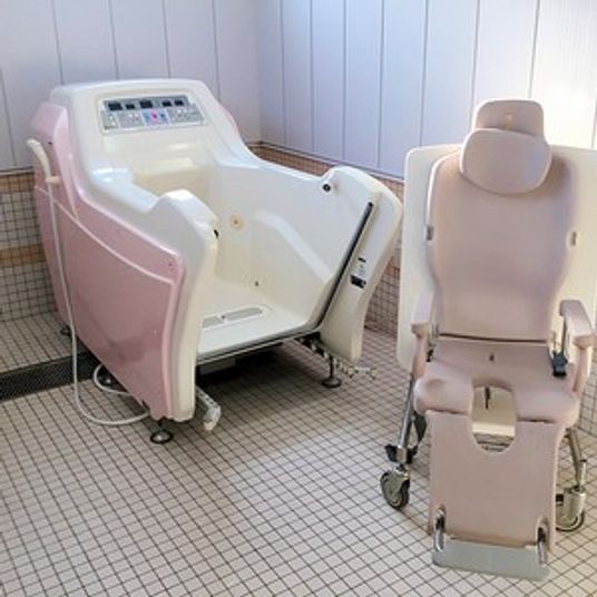 清潔な設備の浴室