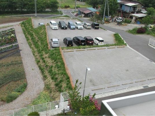 駐車場のある外観  