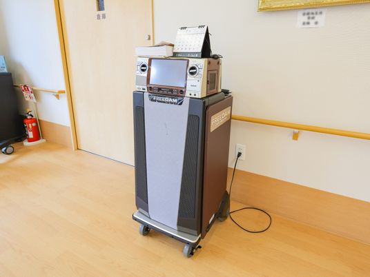 移動式カラオケ機器のある廊下  