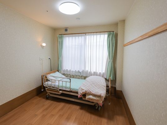 明るい居室のベッド  