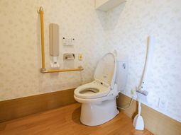 手すり付きのトイレ