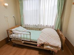 ベッドが置かれた居室  
