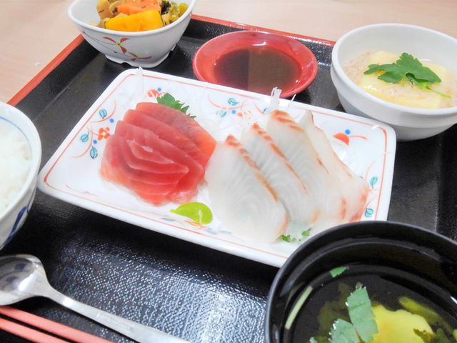 新鮮食材を使った料理 料理 新鮮な刺身が美しく並べられた、ヘルシーで彩り豊かな献立を目で楽しめます。