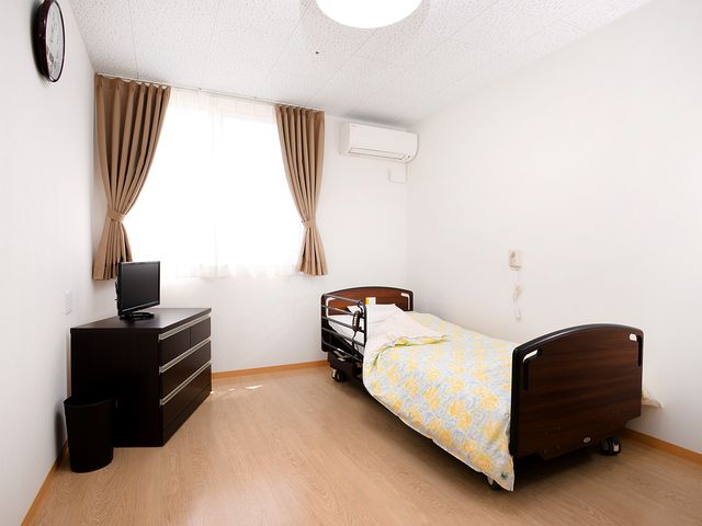 自然光が差し込む居室 居室 広々とした居室では、自然光がたっぷりと入り、心地よい時間を過ごせます。エアコン完備で快適です。