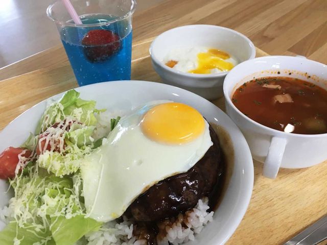 光り輝く食事プレート 料理 ボリューム満点の食事。味わい豊かなひとときをお楽しみいただけます。