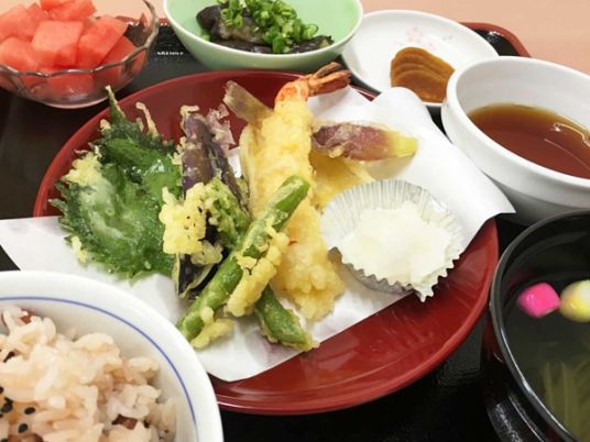 和食メニューが並ぶ食事