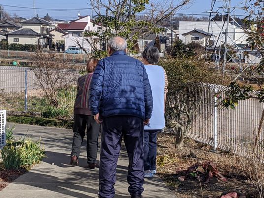 散歩をする人々 中庭