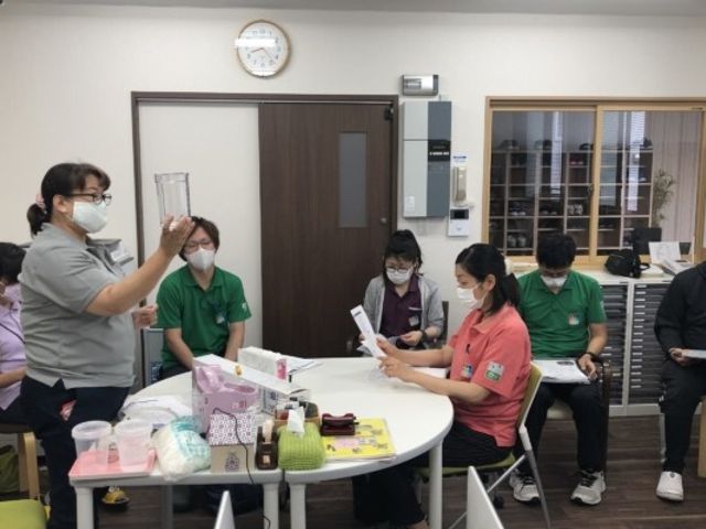 スタッフの集まり部屋 スタッフイメージ スタッフが集まり、意見交換をしている様子です。活気のある職場環境が魅力です。