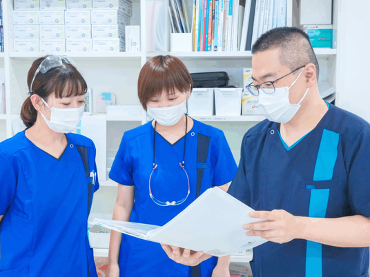 看護師3人の打ち合わせ  