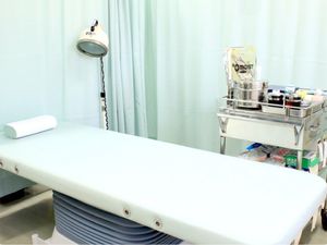 施術ベッドのある室内  