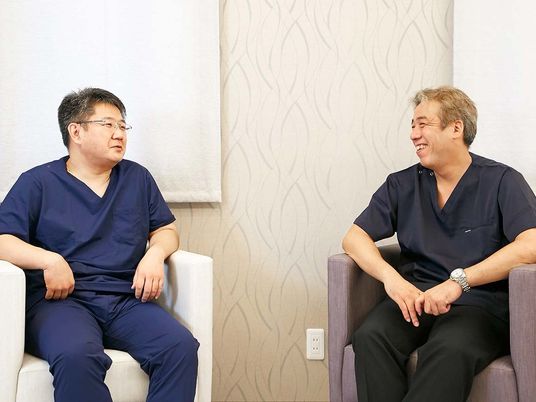 談笑する職員の休憩室  